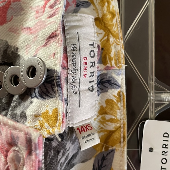 NWT torrid flower jean jeggings 14Short - Picture 9 of 10